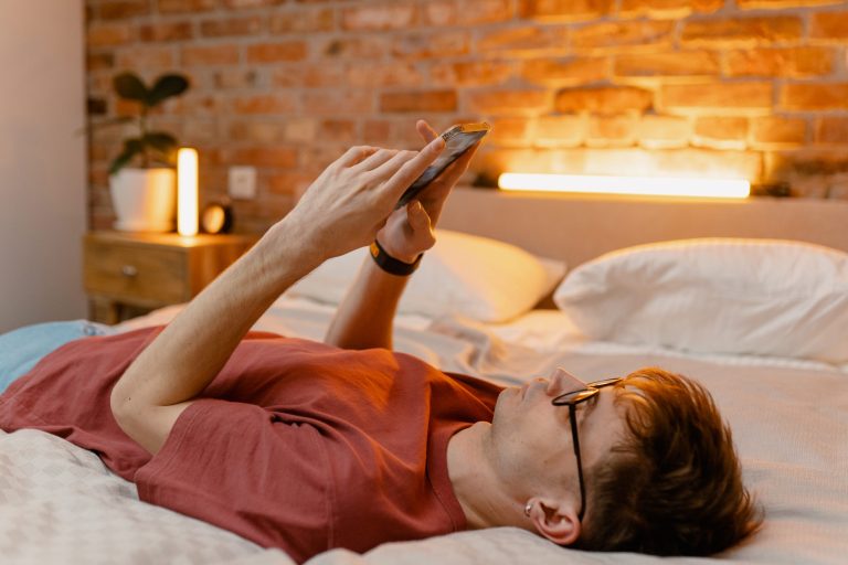 Digital Detox & Well-being: How unplugging improves your mental health, sleep quality and productivity
