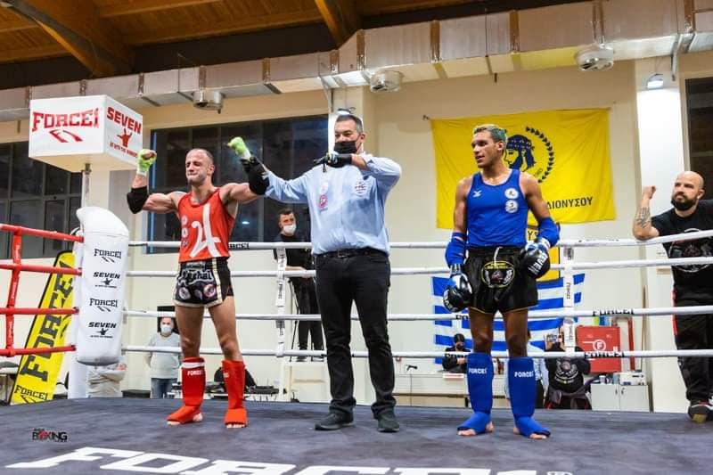 Ο Δήμος Ασημακόπουλος μετά από νίκη σε αγώνα Muaythai