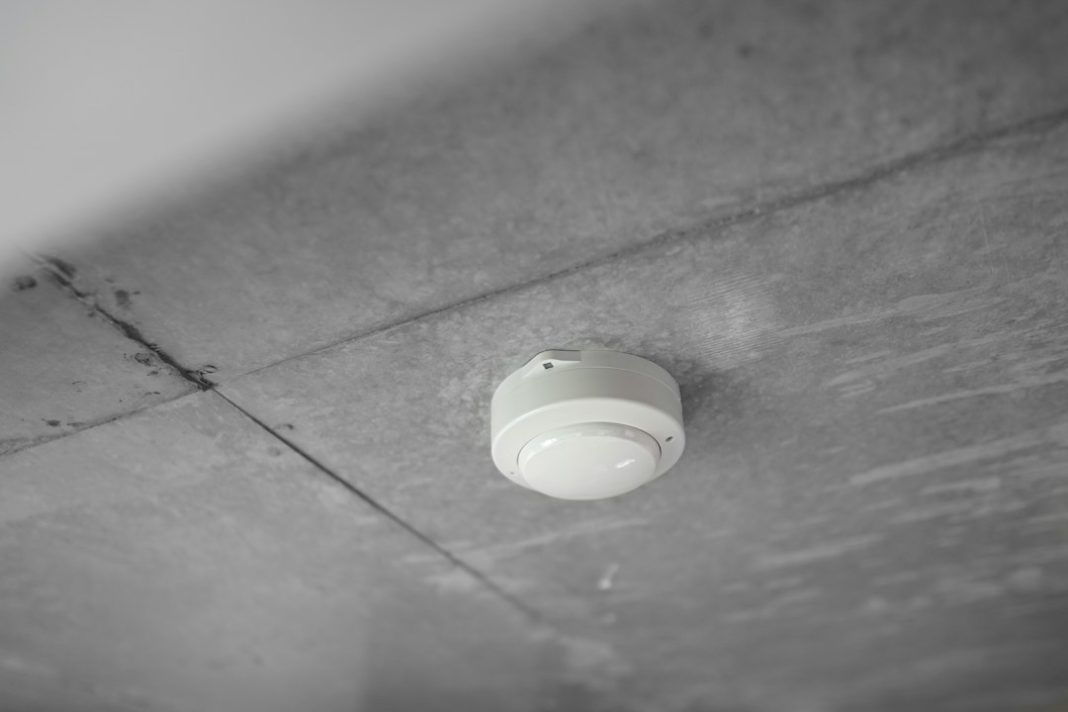 Carbon monoxide alarm mounted on a ceiling