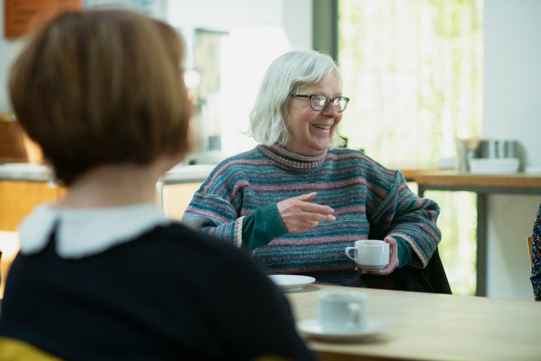 Older adults in conversation — article about speech research and aging
