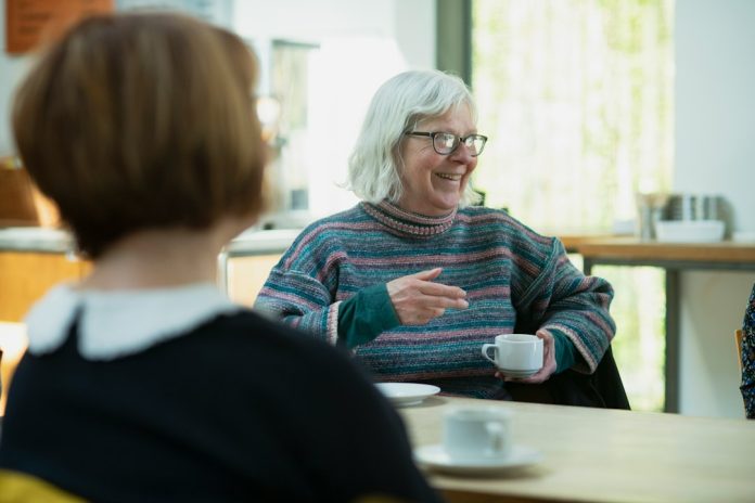 Older adults in conversation — article about speech research and aging
