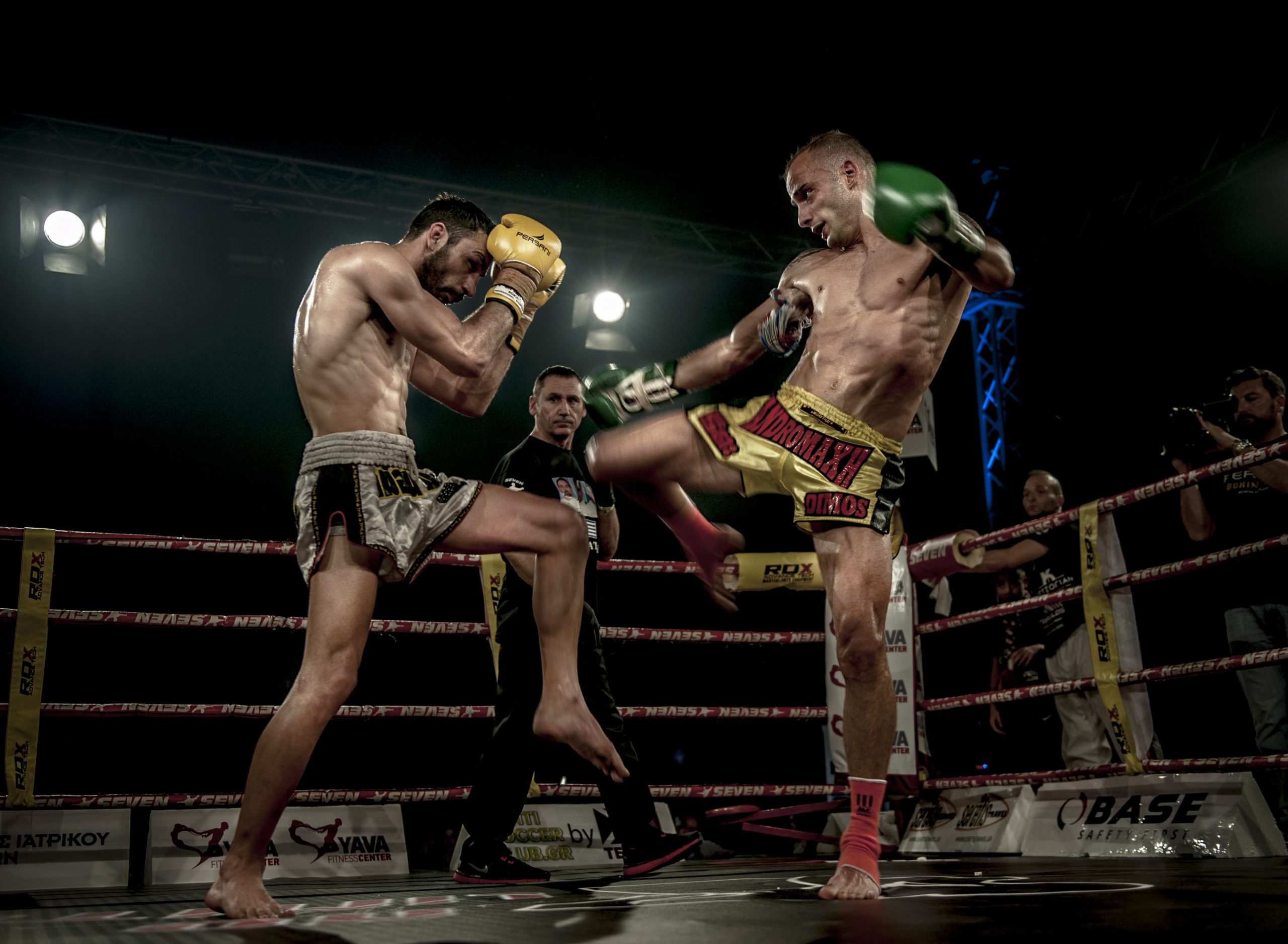 Ο Δήμος Ασημακόπουλος σε αγώνα Muaythai μέσα στο ρινγκ